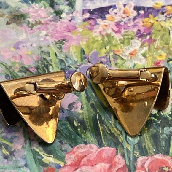 Vintage 80s Unsigned Folded Triangles Gold Toned Screw Back Earring’s - Picture 3 of 3